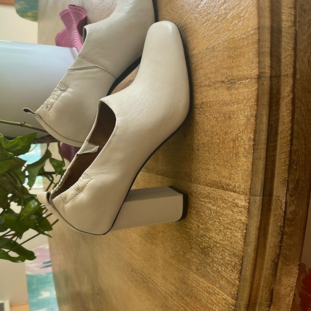 Women's White Leather Shoes never worn - Picture 3 of 5